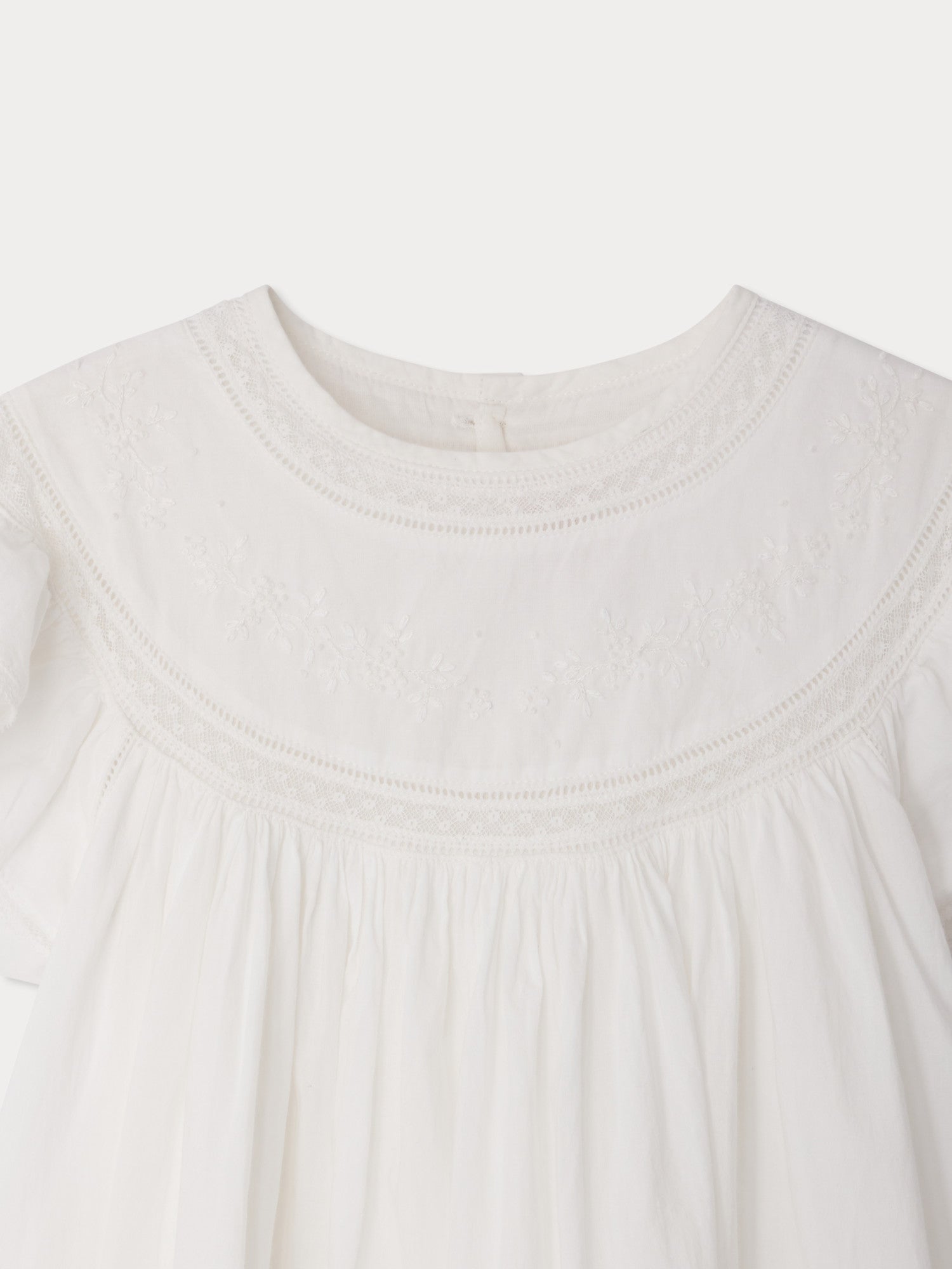 robe brodée main en voile et dentelle de coton biologique