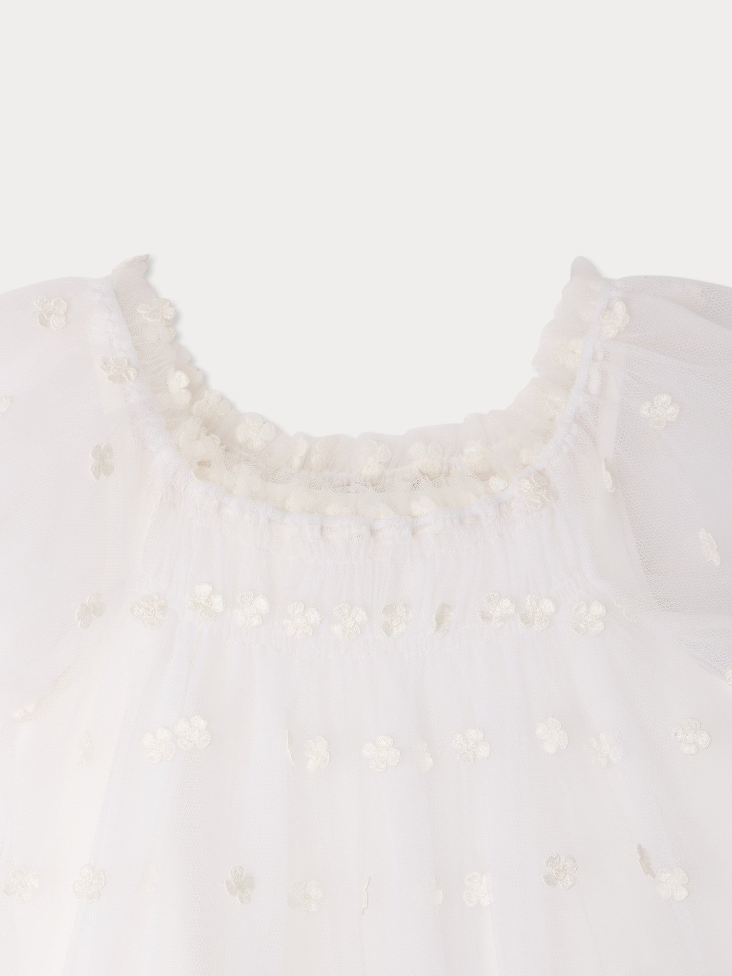 robe en tulle brodé de fleurs