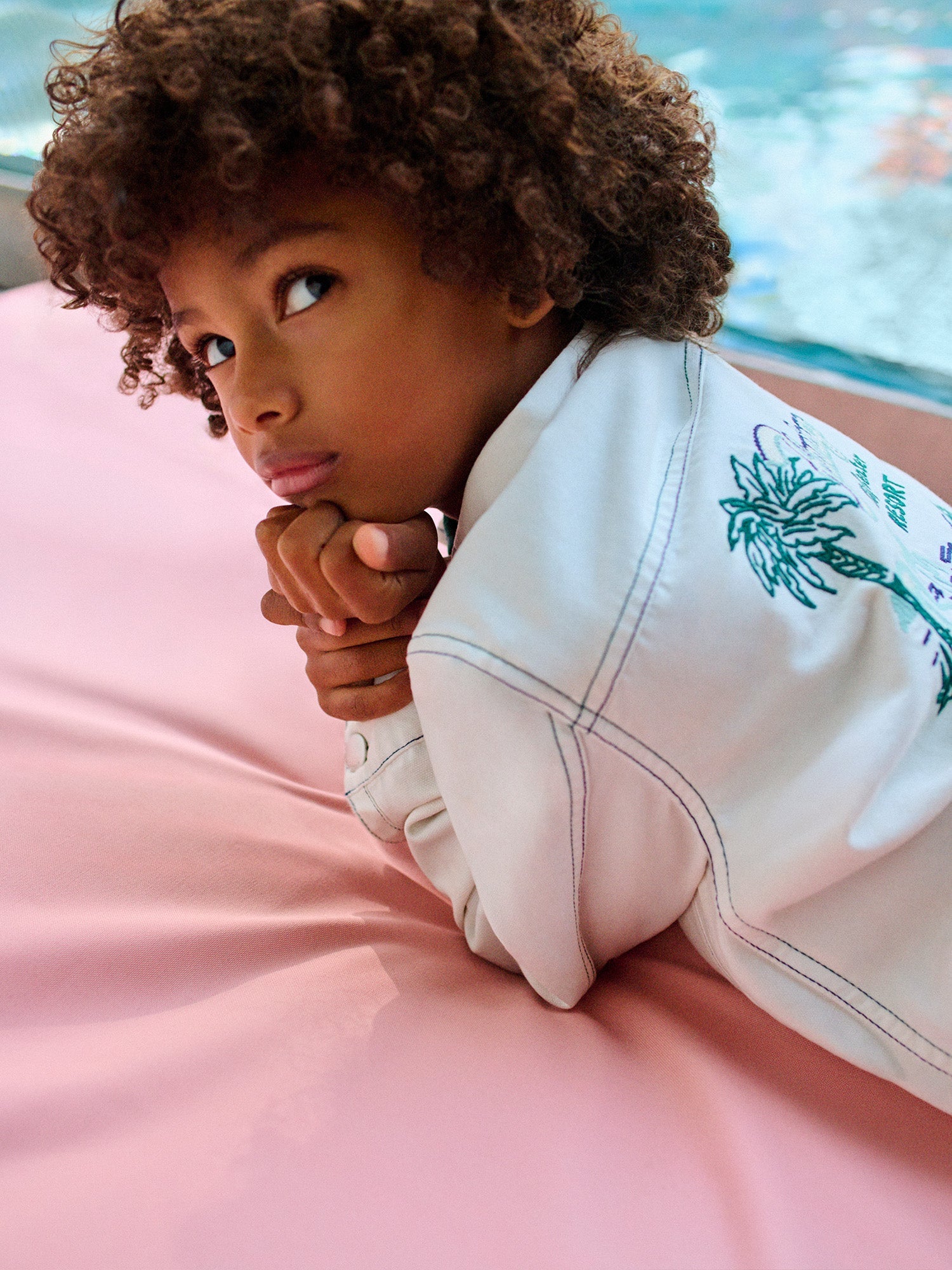 Blouson en jean en coton biologique avec surpiqûres contrastantes